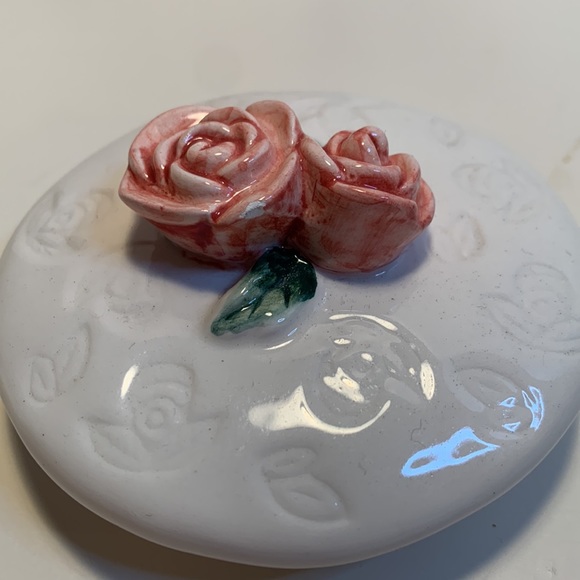 Vintage floral relief tea pot & sugar bowl with roses and blue ribbon - Picture 7 of 7